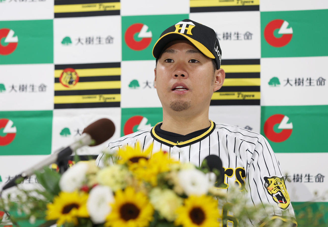 7月度大樹生命月間MVP賞を受賞し、会見を行う阪神西勇（撮影・前田充）