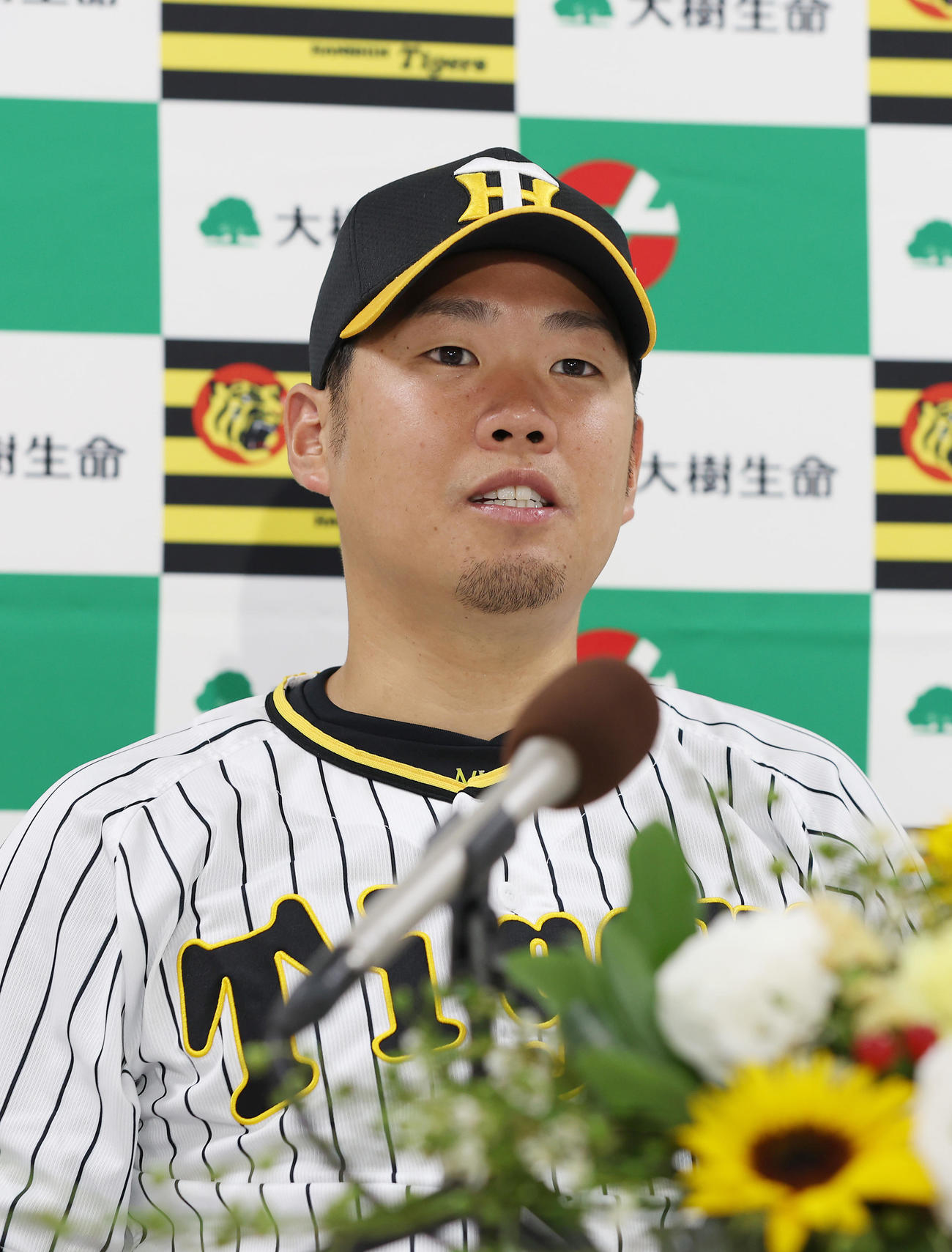 7月度大樹生命月間MVP賞を受賞し、会見を行う阪神西勇（撮影・前田充）