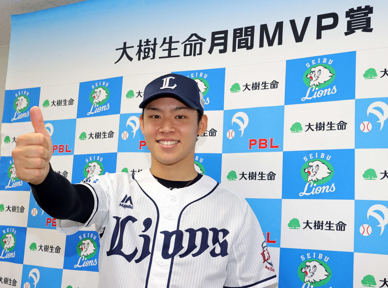 西武対ロッテ　月間MVPに選ばれた西武水上は笑顔でサムズアップ（撮影・浅見桂子）
