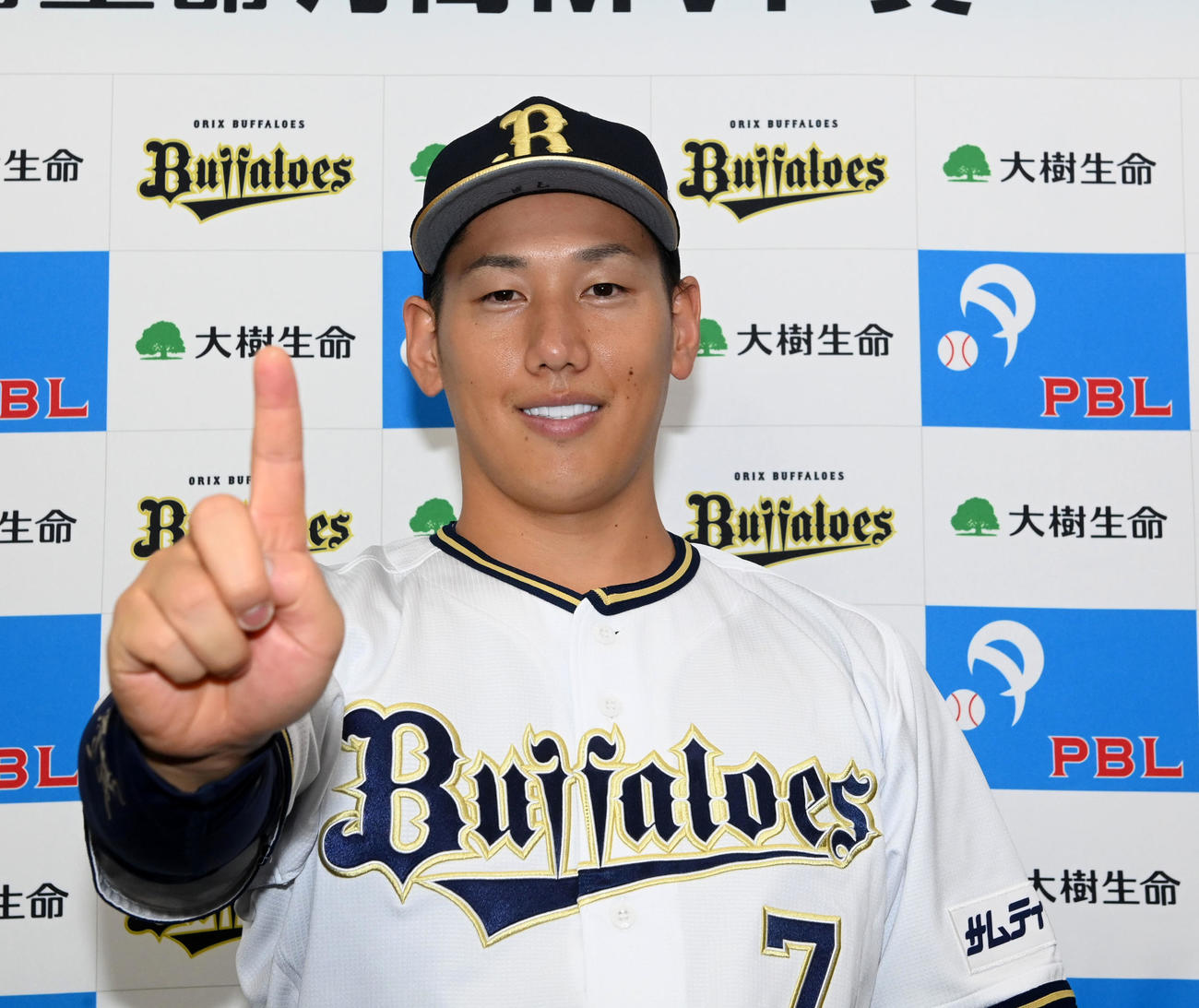 オリックス対楽天　7月度月間MVPを受賞、喜ぶ美の笑顔を見せるオリックス吉田正（撮影・前岡正明）