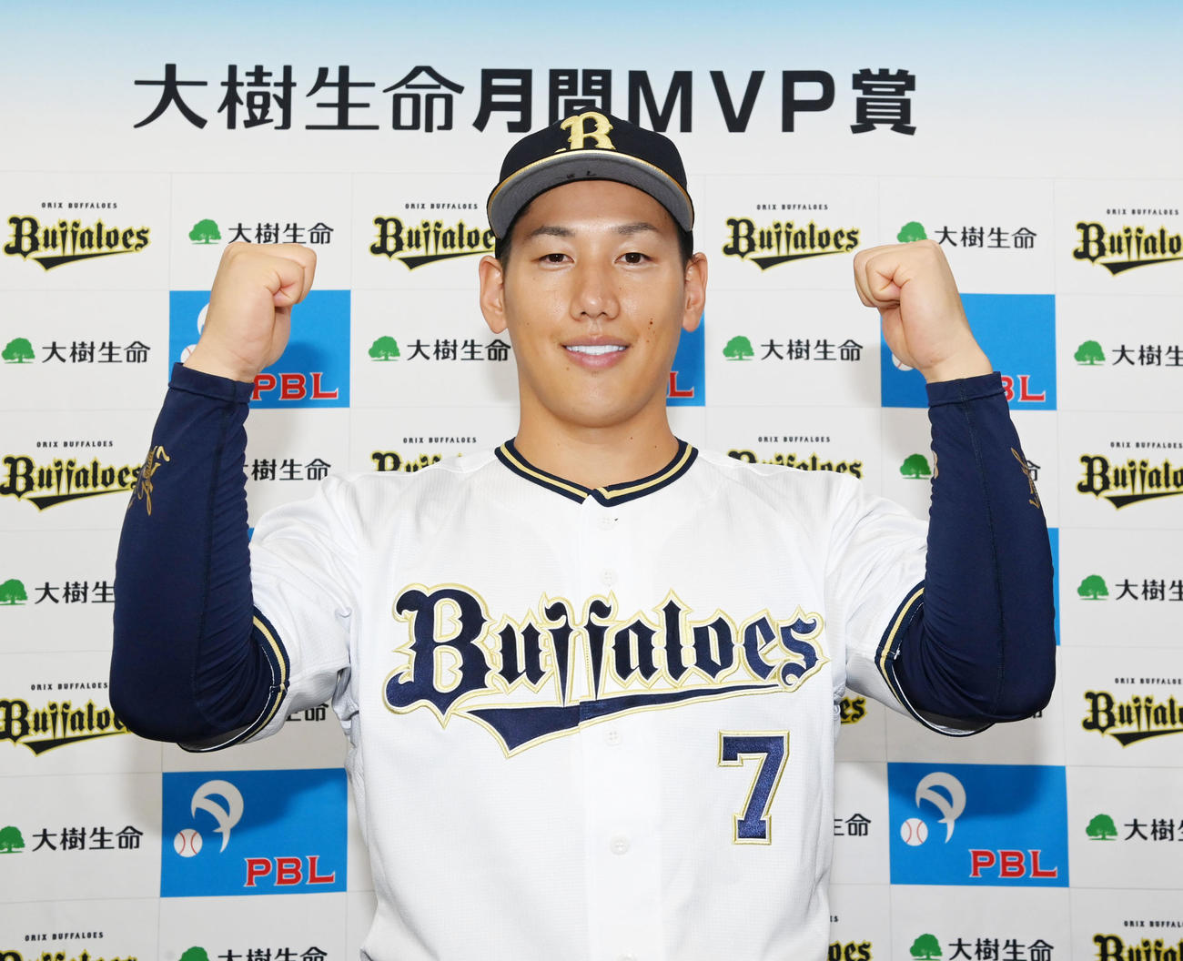 オリックス対楽天　7月度月間MVPを受賞、ガッツポーズを見せるオリックス吉田正（撮影・前岡正明）