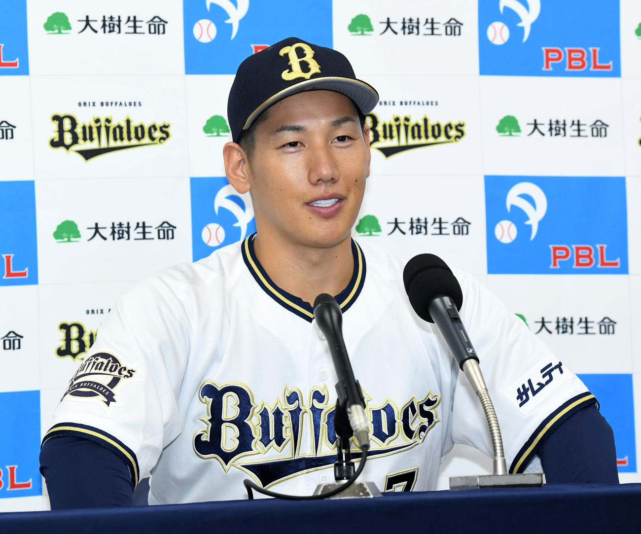 オリックス対楽天　7月度月間MVPを受賞し笑顔で会見するオリックス吉田正（撮影・前岡正明）