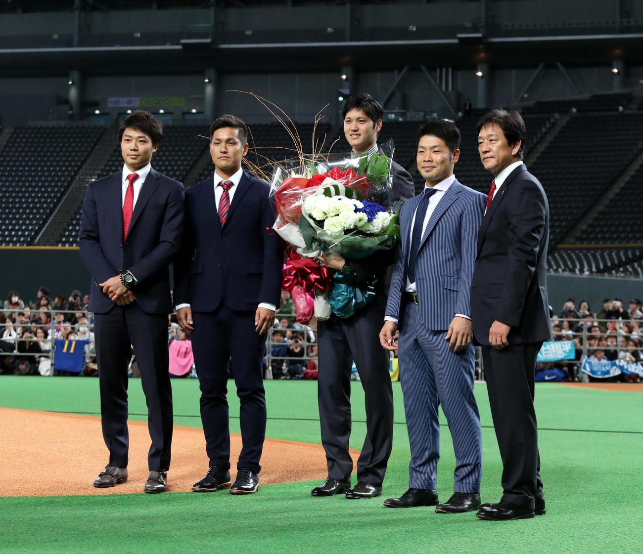 2017年12月25日　エンゼルス大谷翔平公開記者会見　激励に訪れたチームメートの日本ハム中島卓也（左）、鍵谷陽平（同2人目）、近藤健介（右から2人目）と記念撮影する栗山英樹監督（右）と大谷翔平