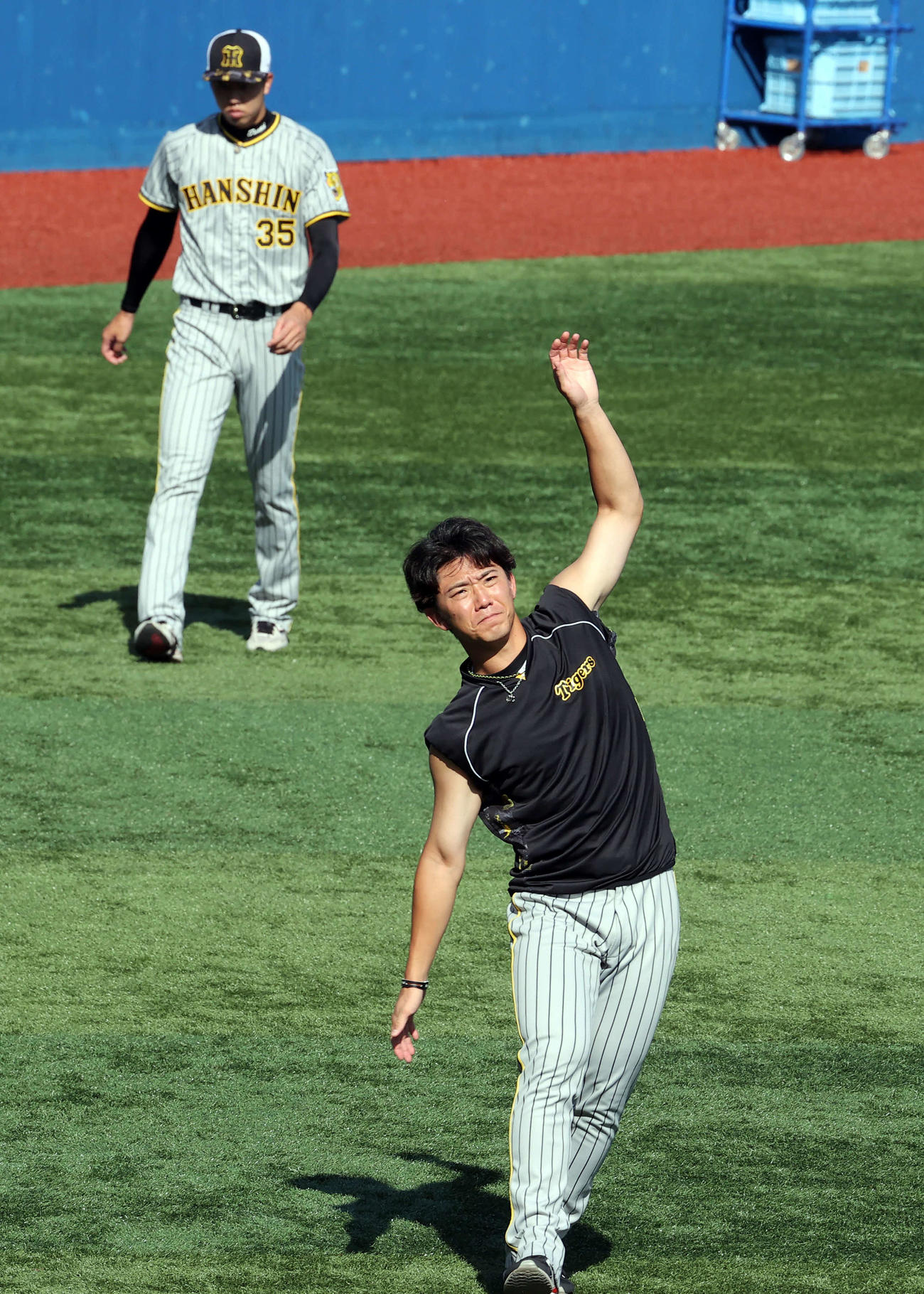 DeNA対阪神　ウオームアップする阪神伊藤将（手前）。奥は才木（撮影・浅見桂子）