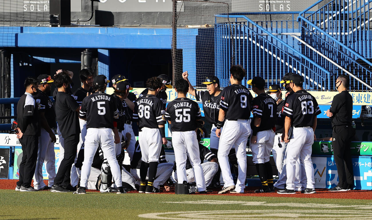 ロッテ対ソフトバンク　試合前、海野（中央）のかけ声で円陣を組むソフトバンクナイン（撮影・垰建太）