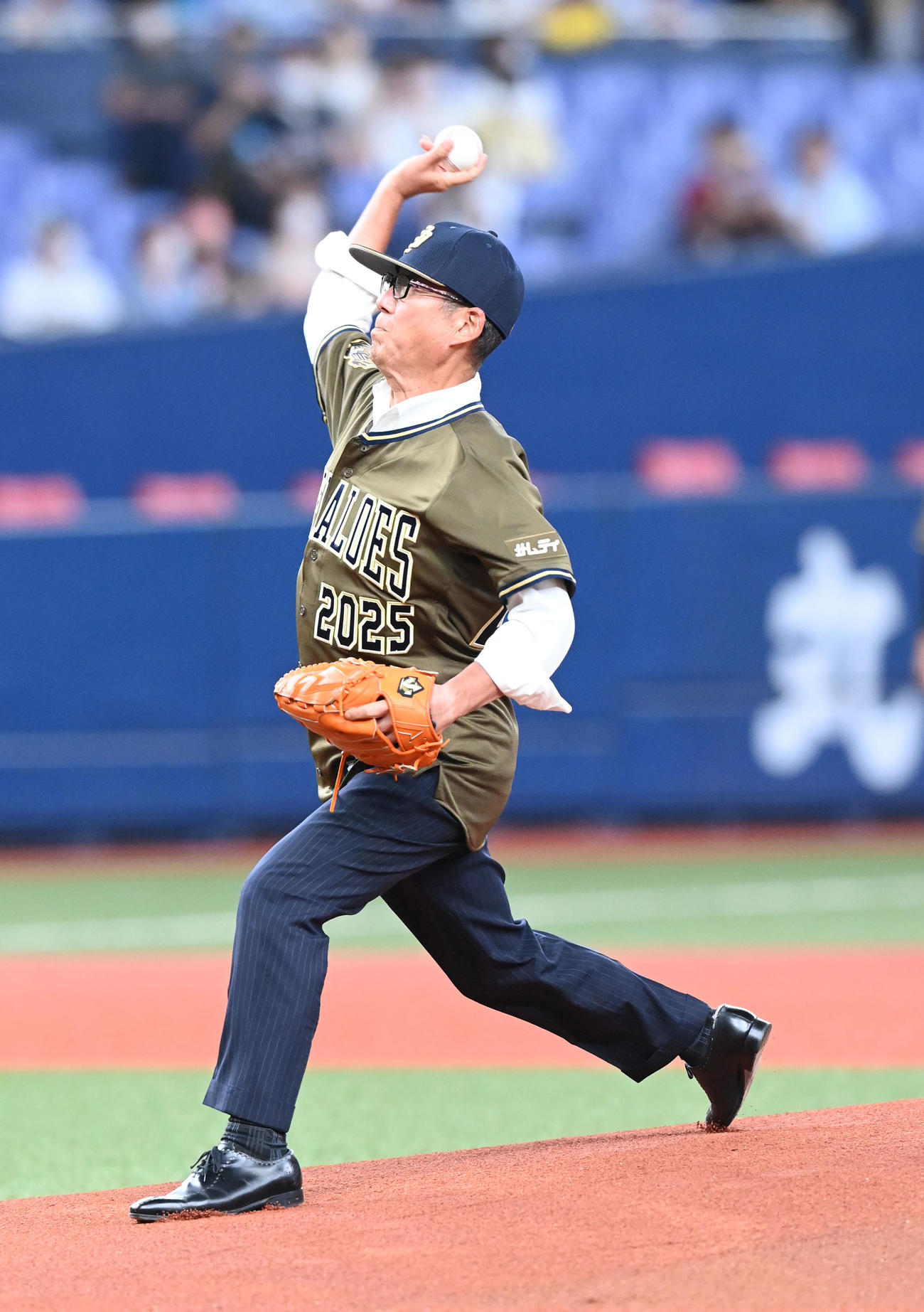 オリックス対楽天　始球式を務めた松井大阪市長（撮影・前岡正明）