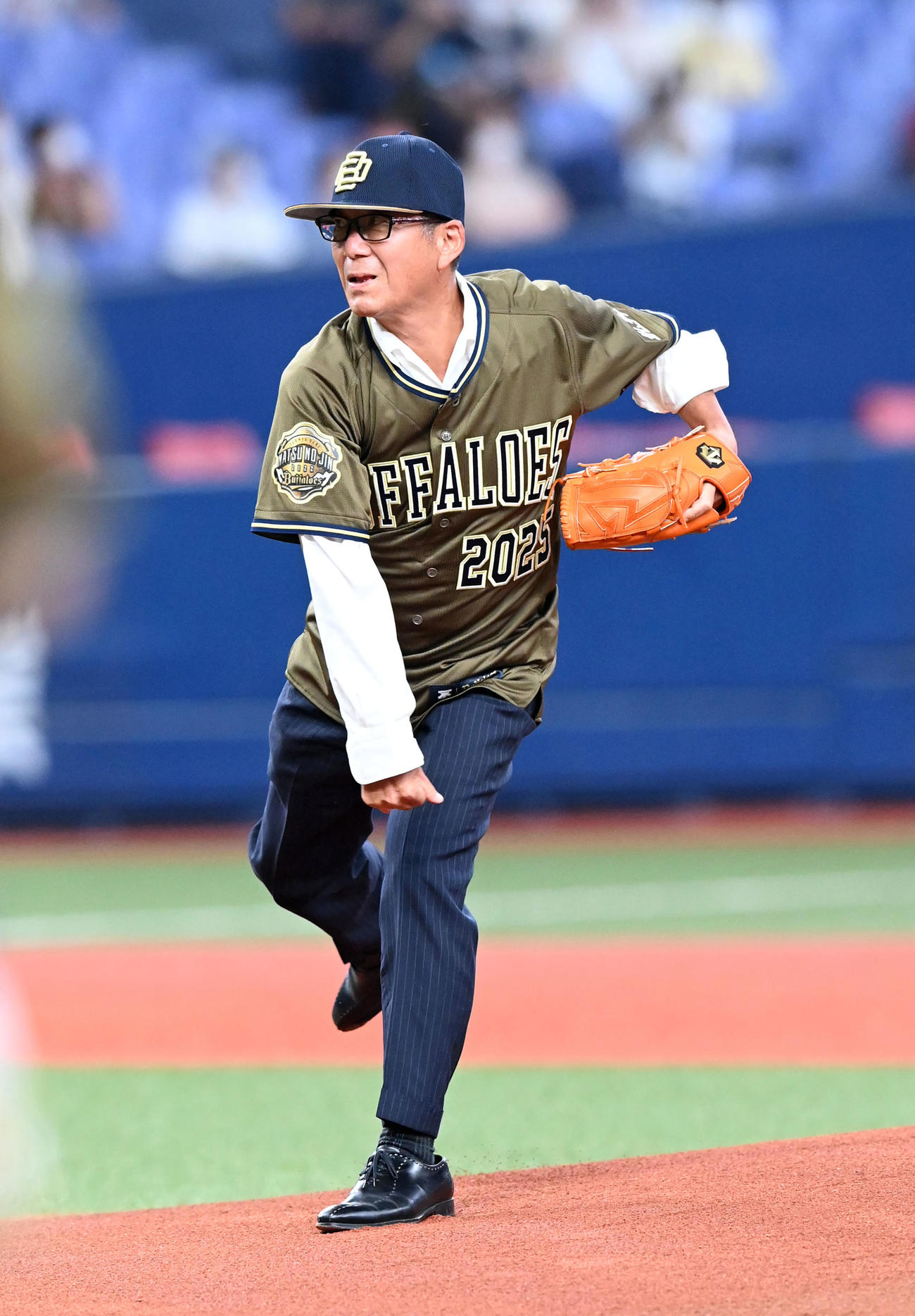 オリックス対楽天　始球式を務めた松井大阪市長（撮影・前岡正明）