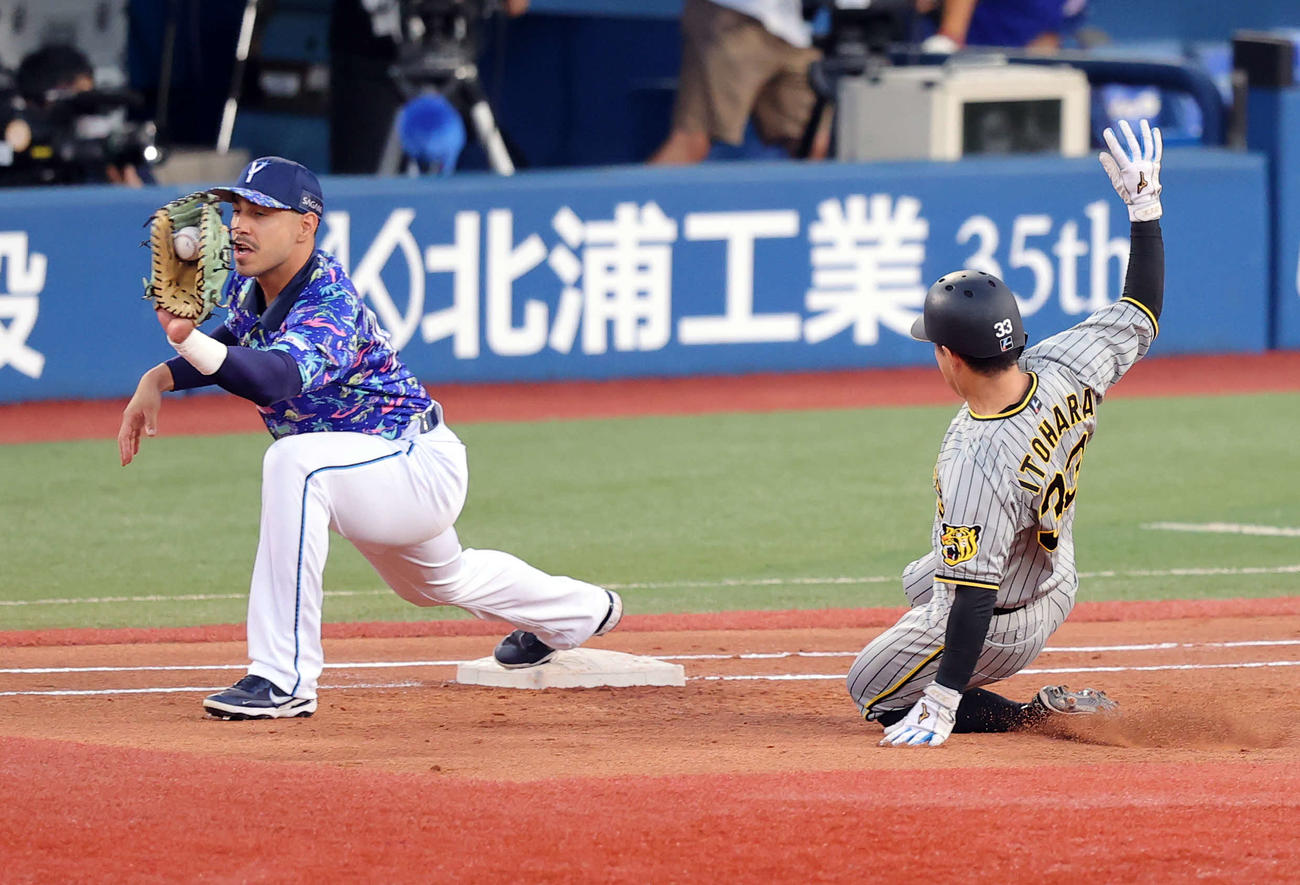 DeNA対阪神　2回表阪神1死一塁、陽川の右飛で、飛び出していた一塁走者糸原（右）は急いで一塁に戻るもアウトとなる。一塁手ソト（撮影・浅見桂子）