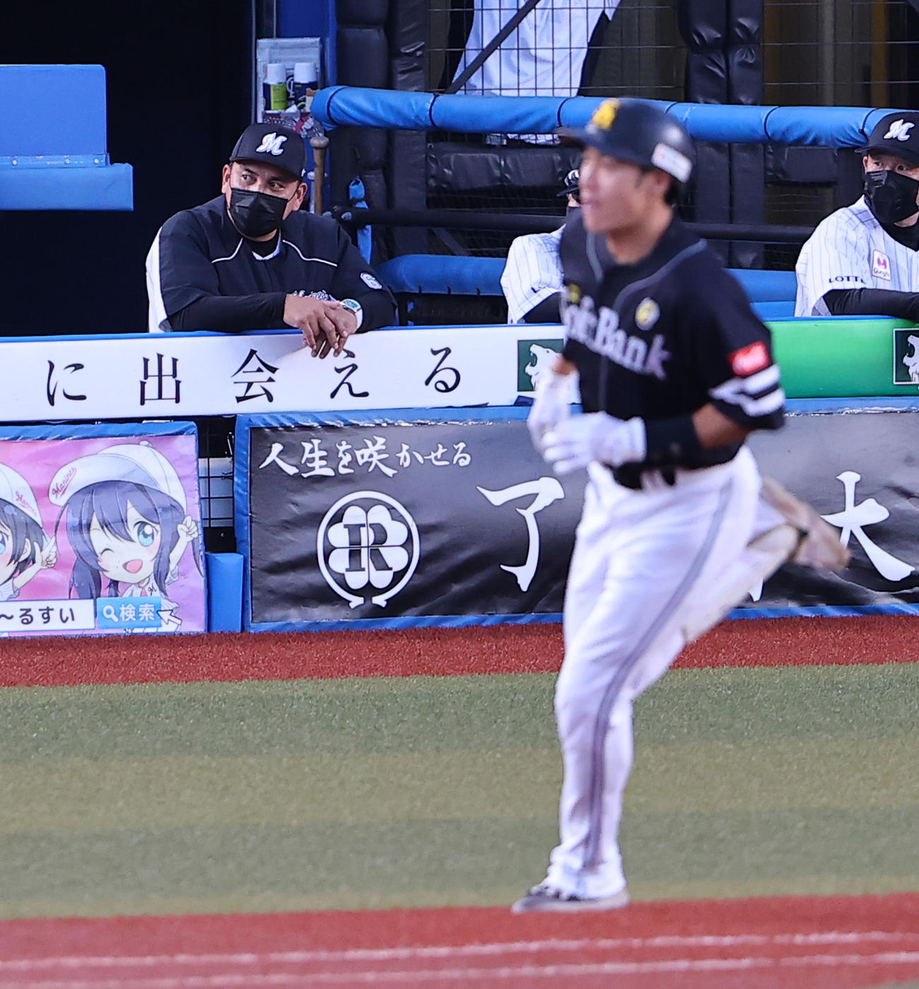 ロッテ対ソフトバンク　2回表ソフトバンク無死、柳田（手前）のソロ本塁打の打球を見つめる井口監督（撮影・垰建太）
