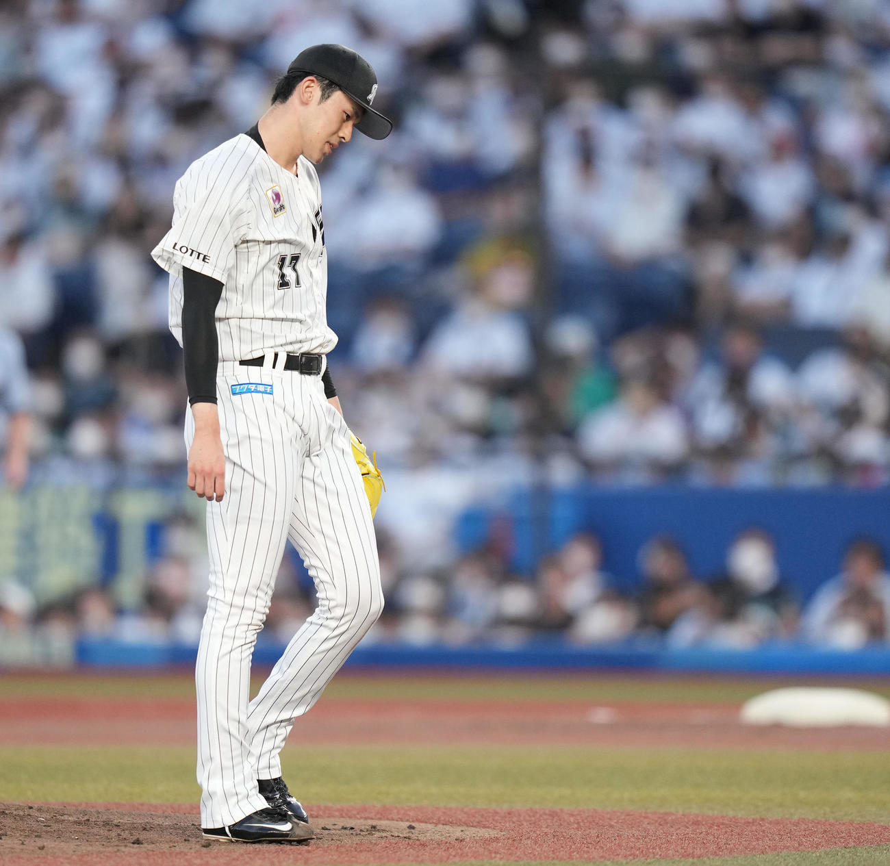 ロッテ対ソフトバンク　2回表ソフトバンク1死、中村晃に左前打を許し首をかしげる佐々木朗（撮影・鈴木みどり）