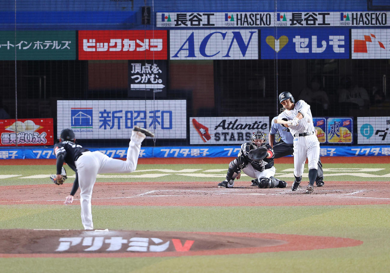 ロッテ対ソフトバンク　3回裏ロッテ2死二塁、通算1000安打となる適時打を放つ荻野。投手東浜（撮影・垰建太）