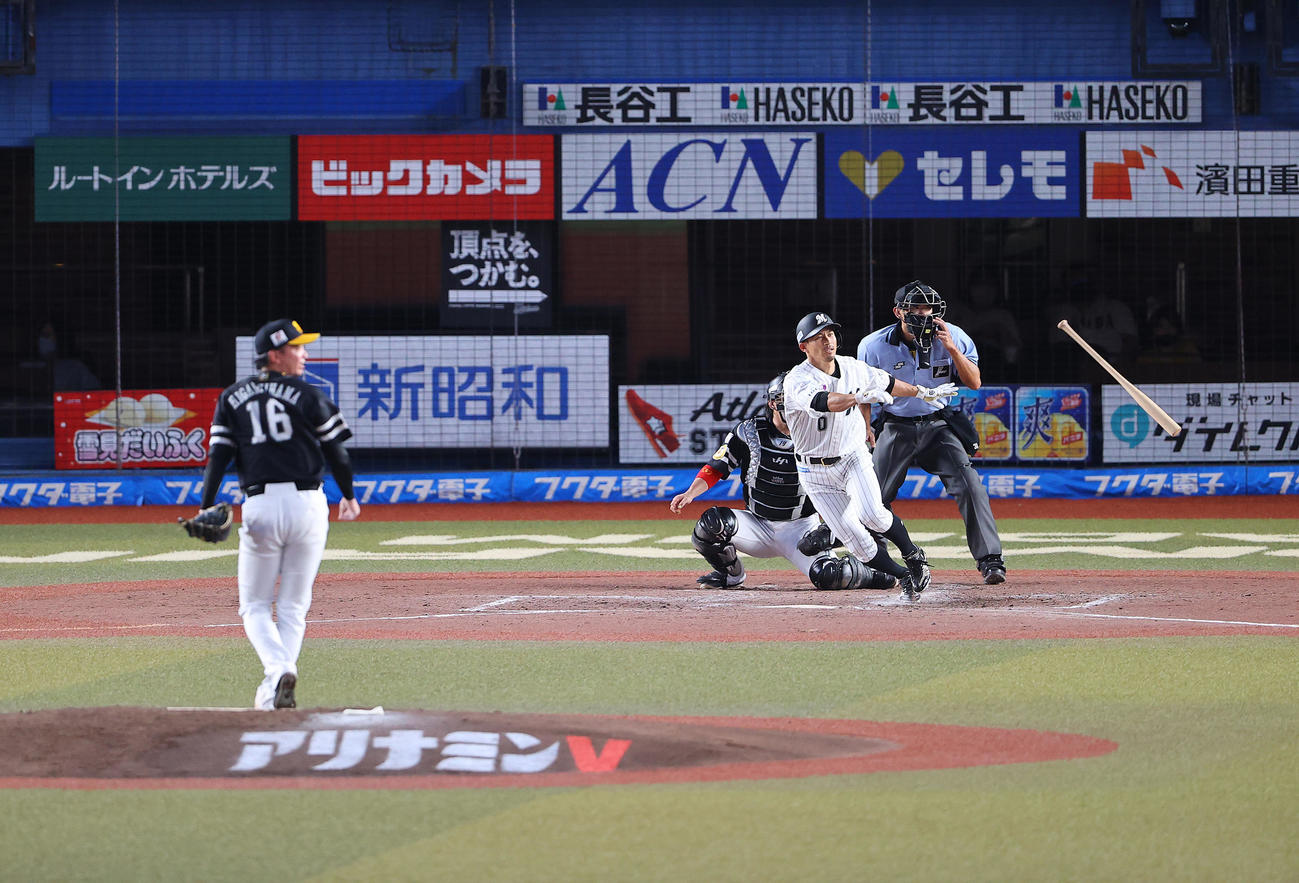 ロッテ対ソフトバンク　3回裏ロッテ2死二塁、通算1000安打となる適時打を放つ荻野。投手東浜（撮影・垰建太）