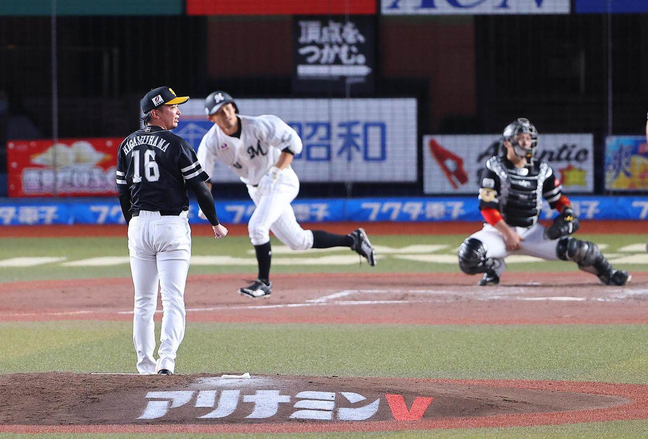 ロッテ対ソフトバンク　3回裏ロッテ2死二塁、荻野に通算1000安打となる適時打を許す東浜（撮影・垰建太）