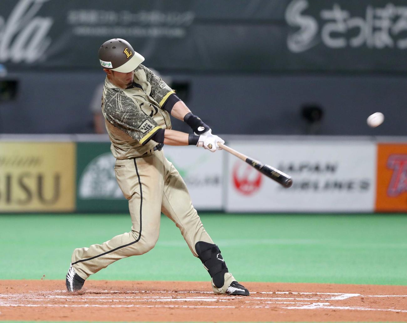 日本ハム対西武　3回表西武2死、左越え本塁打を放つ外崎（撮影・黒川智章）