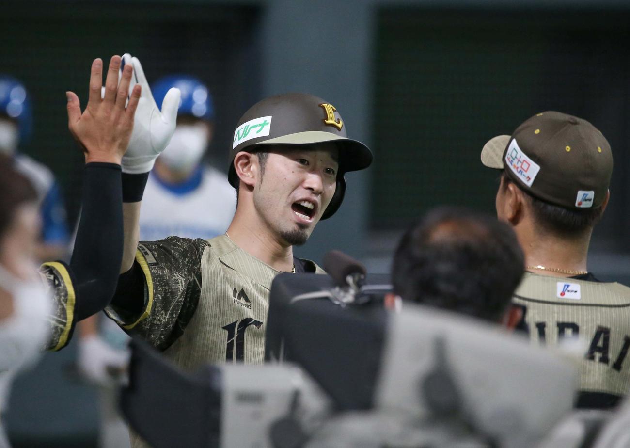 日本ハム対西武　3回表、本塁打を放ちナインに出迎えられる外崎（撮影・黒川智章）