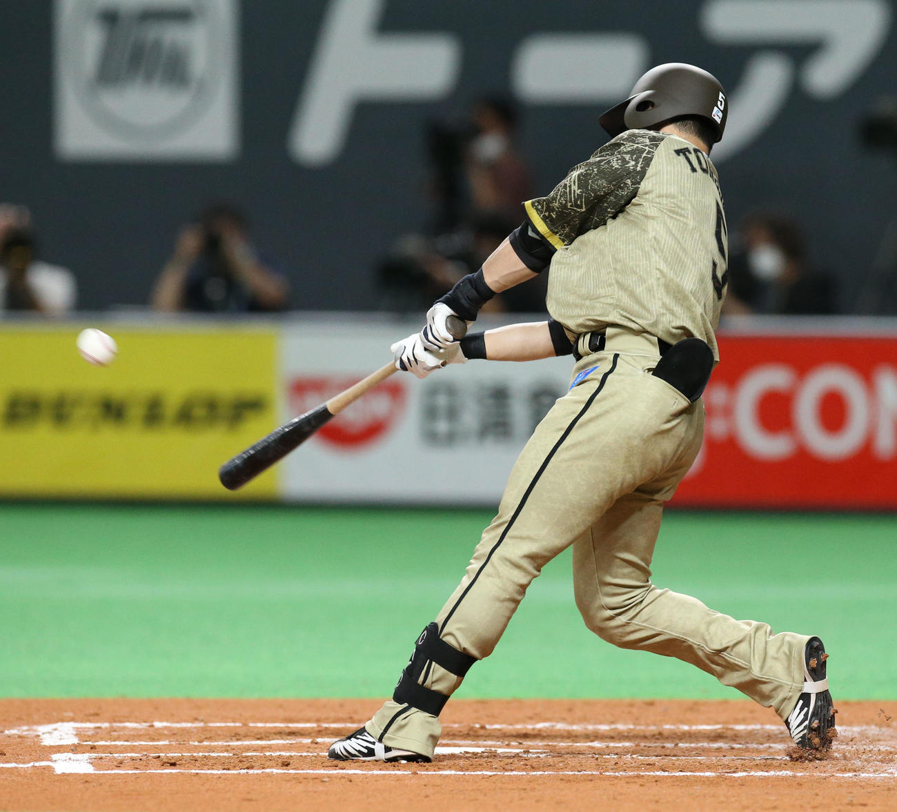 日本ハム対西武　3回表西武2死、外崎は先制となる左越え本塁打を放つ（撮影・佐藤翔太）