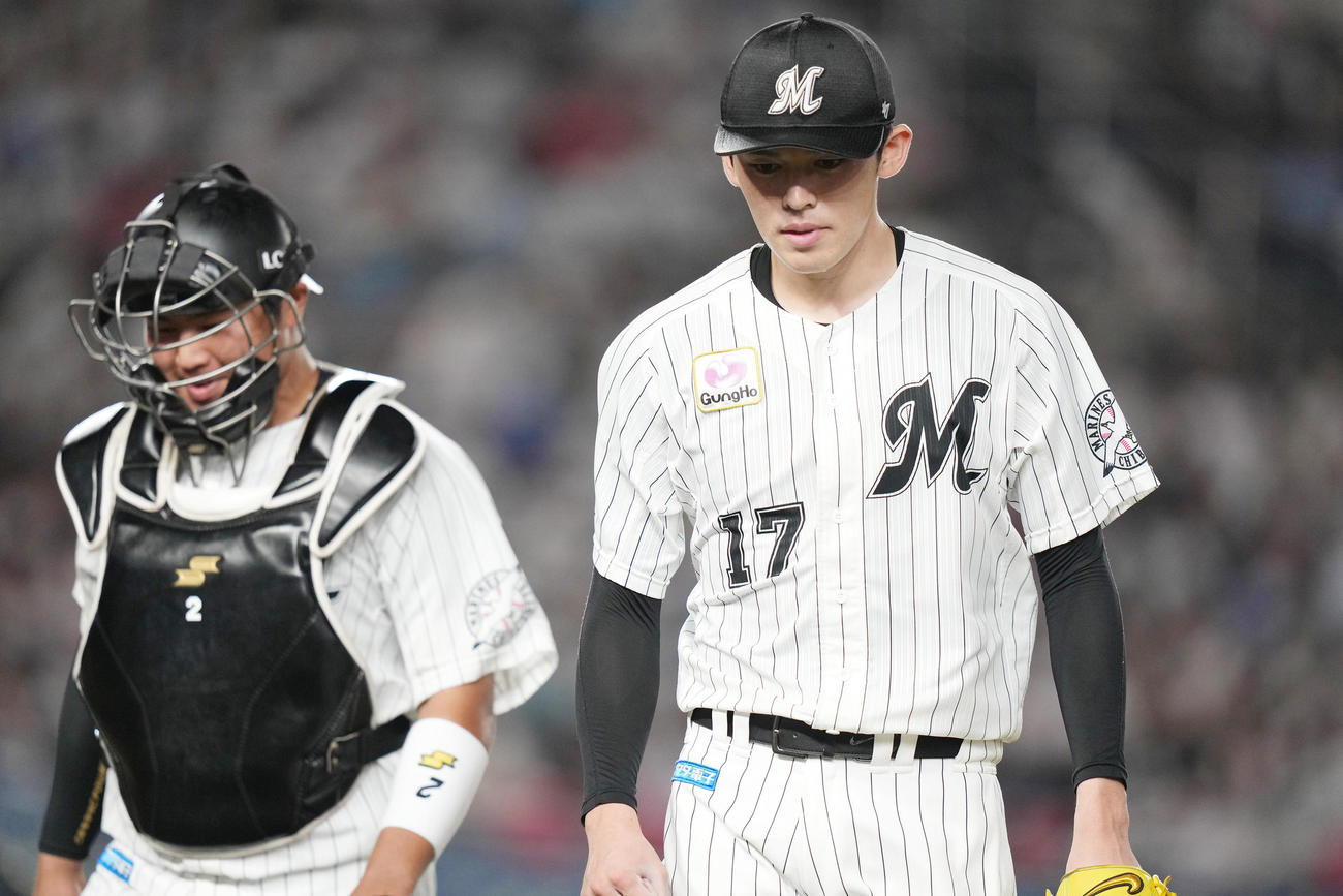 ロッテ対ソフトバンク　6回表を終え、松川（左）とベンチへ戻るロッテ佐々木朗（撮影・鈴木みどり）