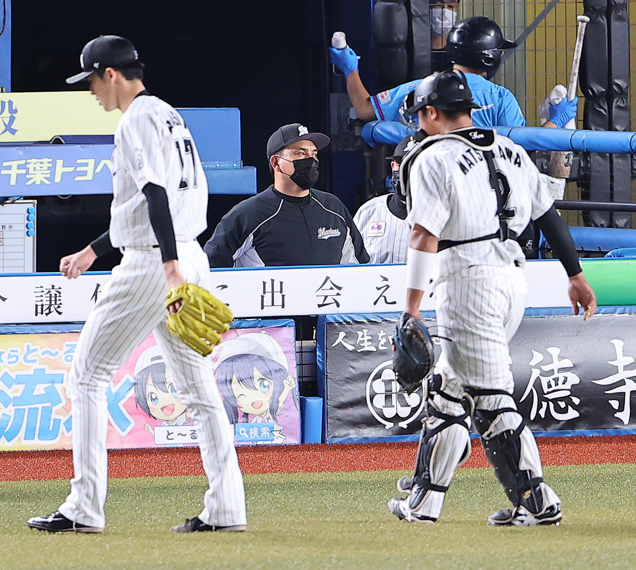 ロッテ対ソフトバンク　6回表の登板を終えたロッテ先発の佐々木朗（手前左）と松川を横目にコーチ陣と言葉を交わす井口監督（中央）（撮影・垰建太）