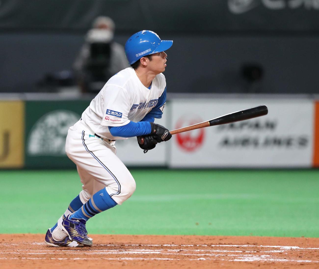 日本ハム対西武　5回裏日本ハム1死一、三塁、左前適時打を放つ梅林（撮影・黒川智章）