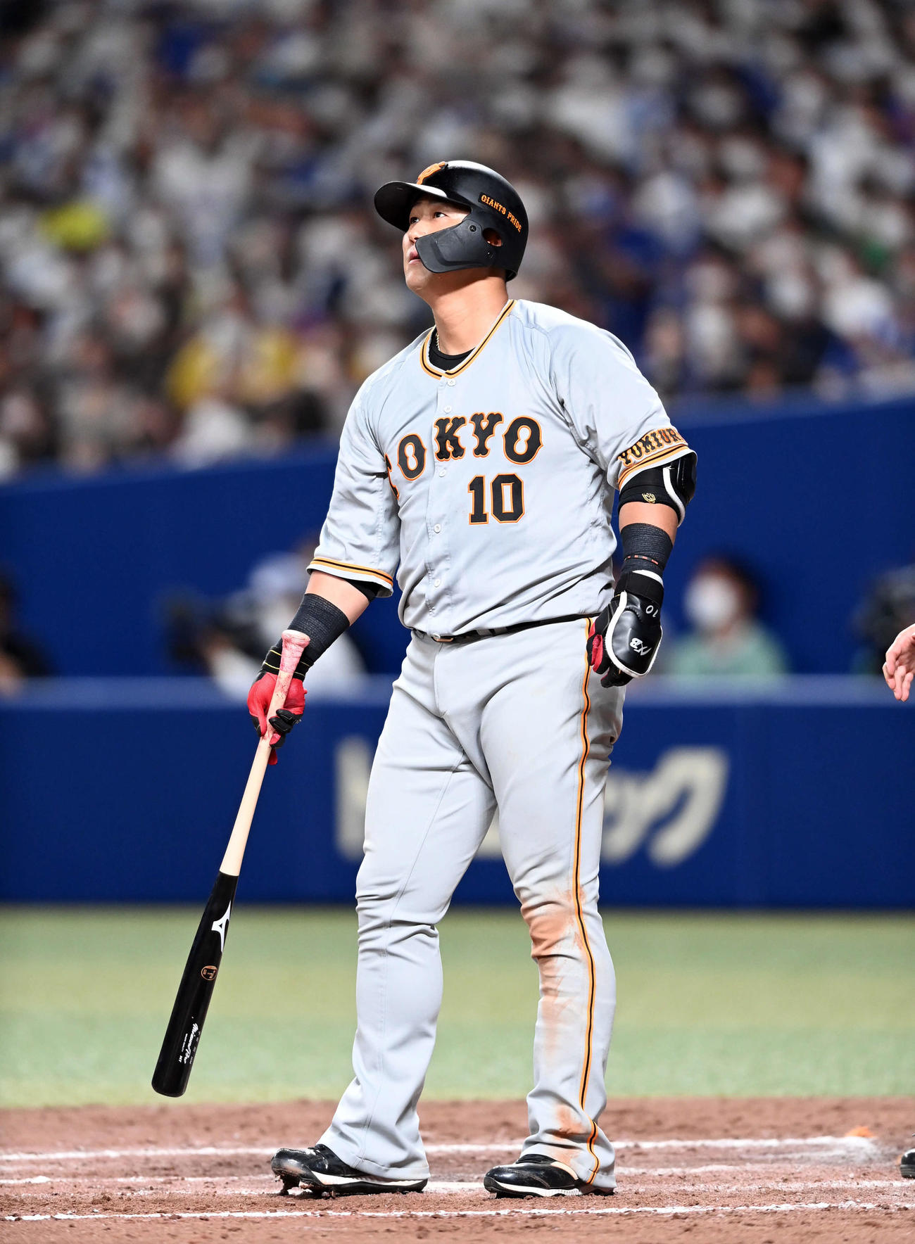 中日対巨人　9回表巨人2死、左越えに勝ち越しのソロ本塁打を放つ中田（撮影・たえ見朱実）