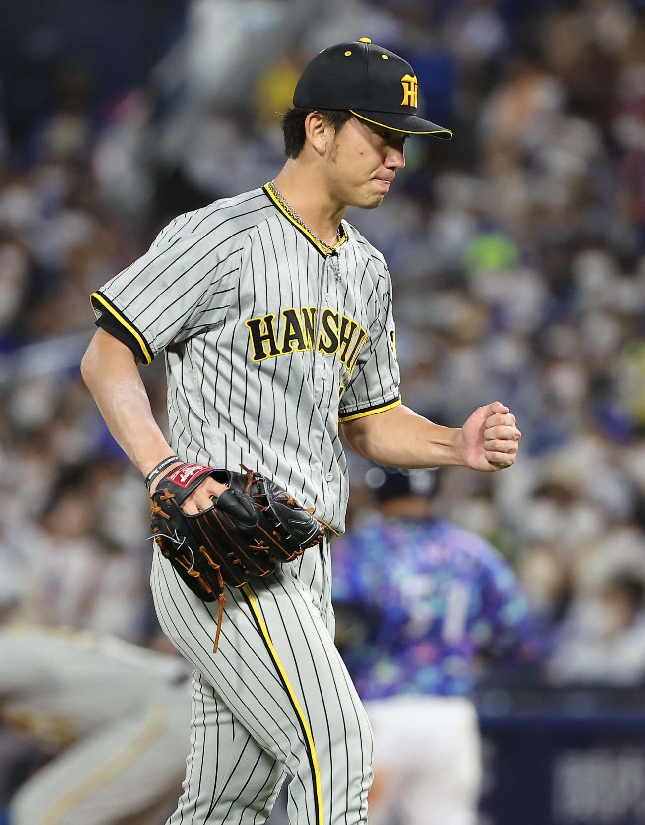 DeNA対阪神　6回表阪神2死二塁、伊藤将は宮崎（右）を遊ゴロに打ち取りガッツポーズをする（撮影・上田博志）