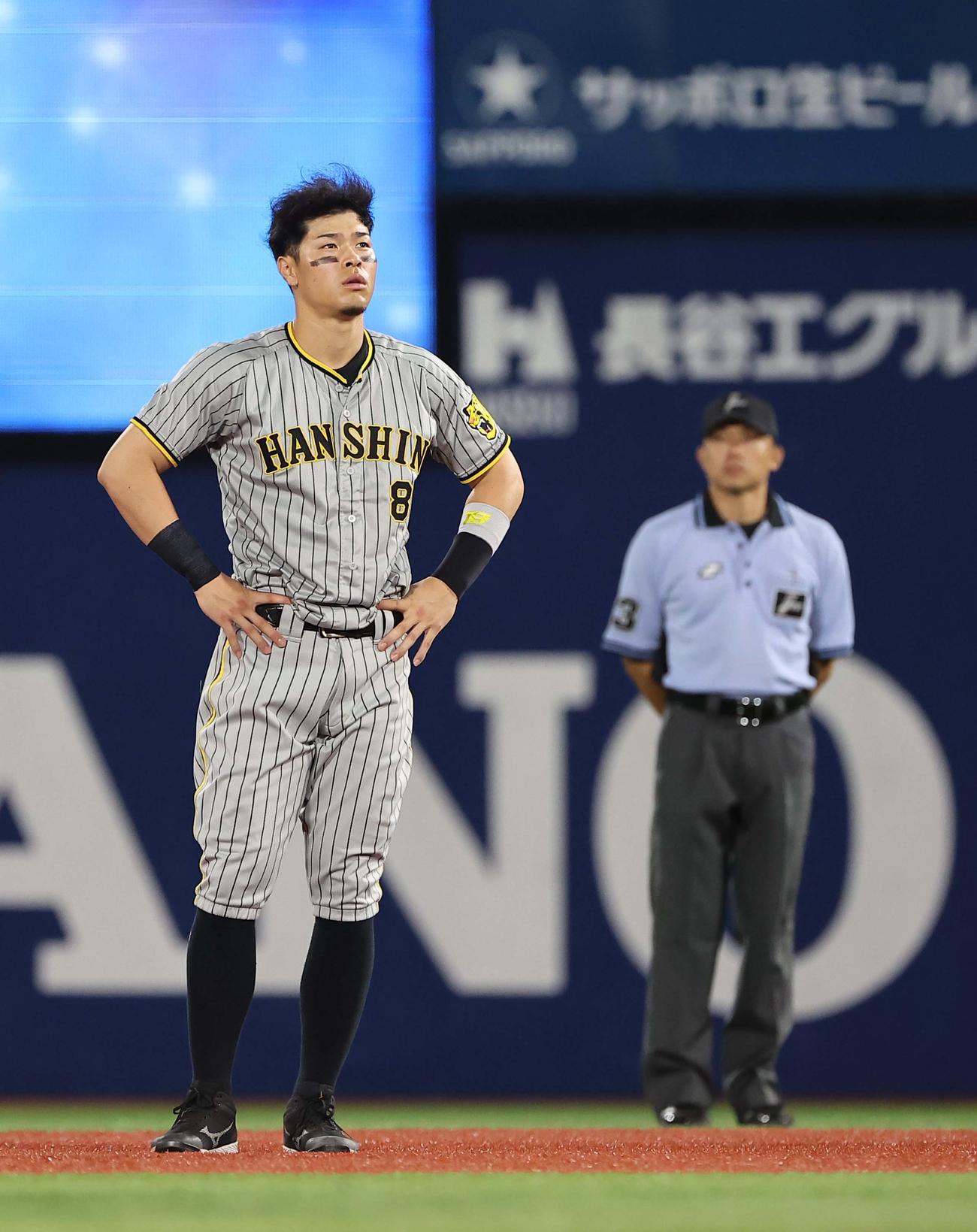 DeNA対阪神　7回表阪神2死、佐藤輝は中飛に倒れる（撮影・上田博志）