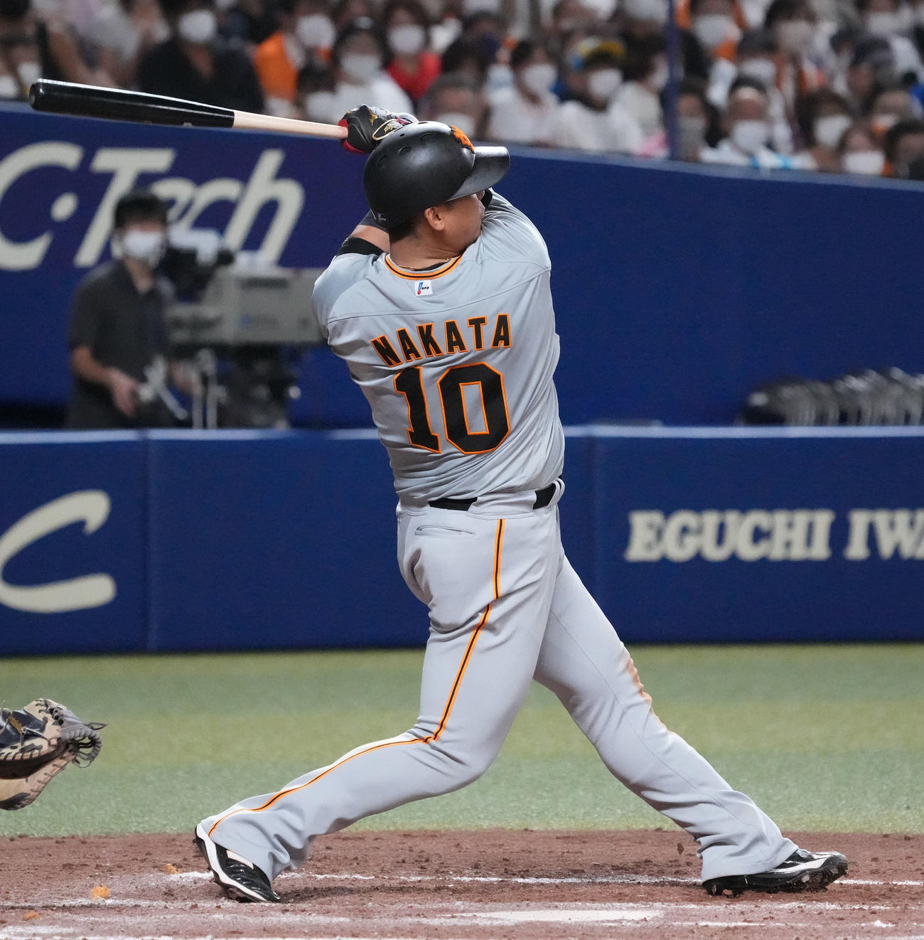 中日対巨人　9回表巨人2死、左越え勝ち越し本塁打を放つ中田（撮影・森本幸一）