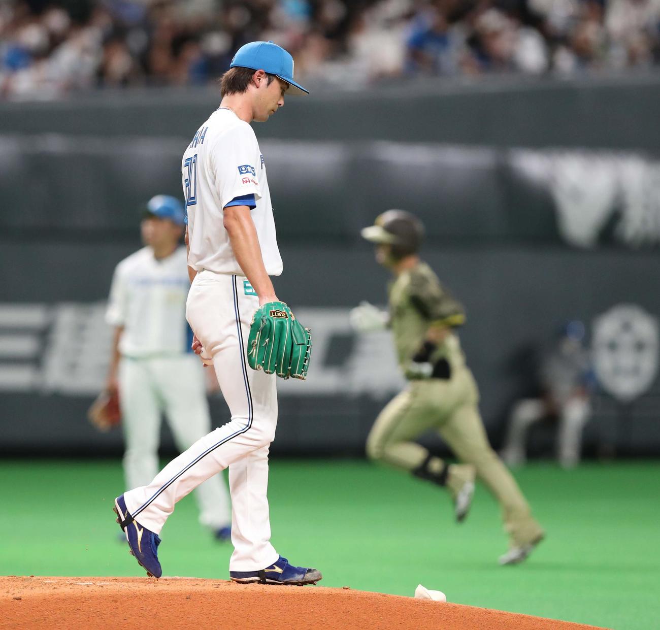 日本ハム対西武　3回表西武2死、外崎に左越え本塁打を浴びる上原（撮影・黒川智章）