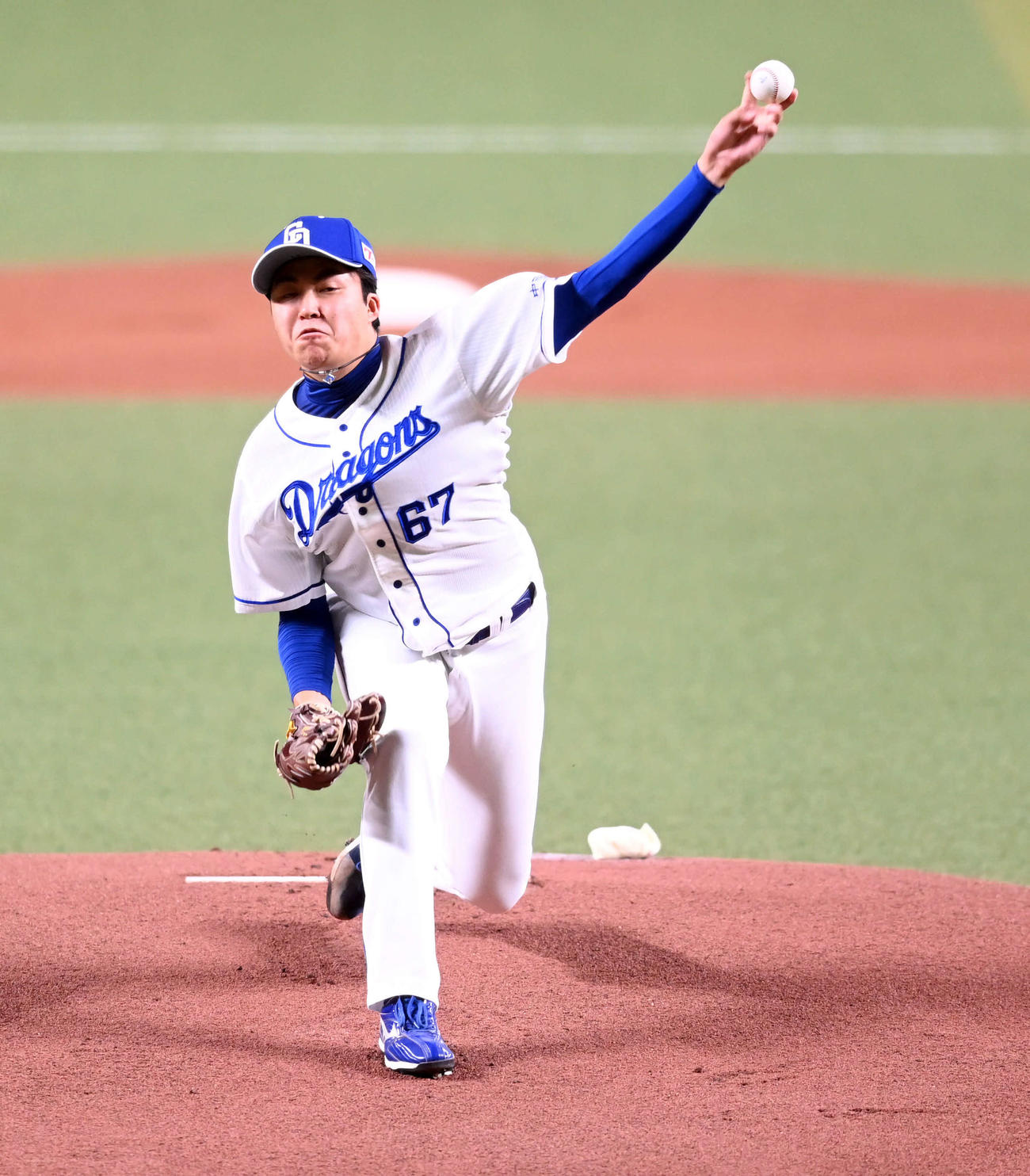 中日対巨人　力投する中日の先発上田（撮影・たえ見朱実）