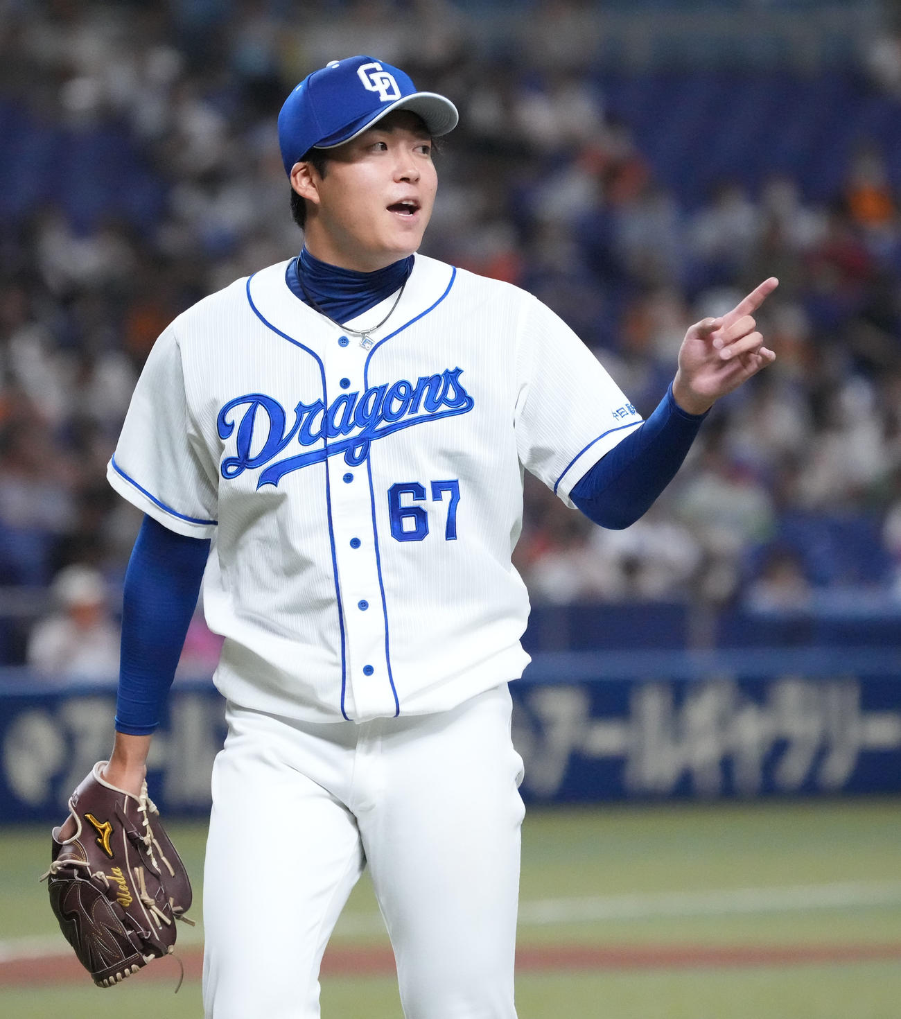 中日対巨人　1回表巨人攻撃終了、野手に声をかけベンチへ戻る中日先発の上田（撮影・森本幸一）