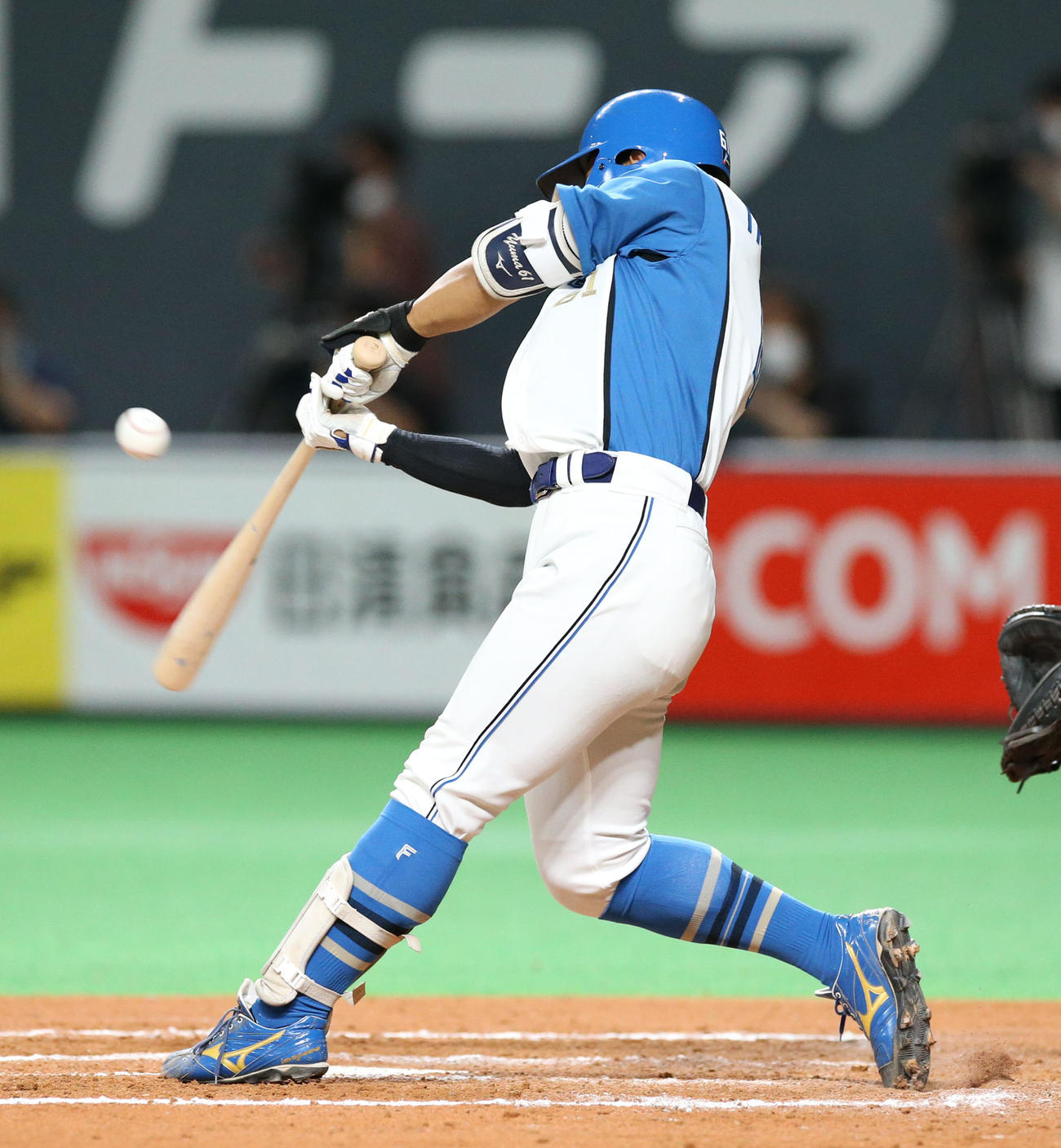 日本ハム対西武　7回裏日本ハム2死一、二塁、今川は同点となる適時二塁打を放つ（撮影・佐藤翔太）