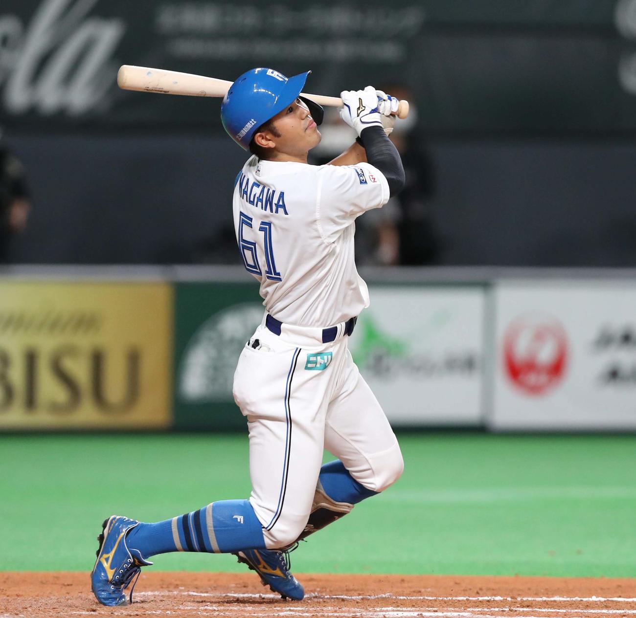 日本ハム対西武　7回裏日本ハム2死一、二塁、右前に適時二塁打を放つ今川（撮影・黒川智章）