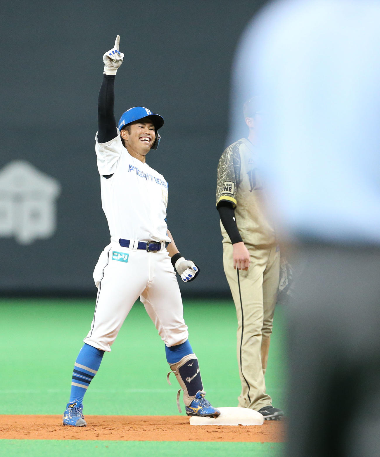 日本ハム対西武　7回裏日本ハム2死一、二塁、今川は同点となる適時二塁打を放ちポーズを決める（撮影・佐藤翔太）