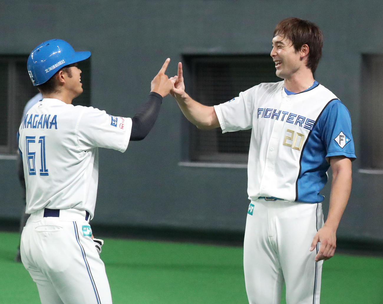 日本ハム対西武　同点となる適時二塁打を放った今川（左）を笑顔で出迎える上原（撮影・佐藤翔太）