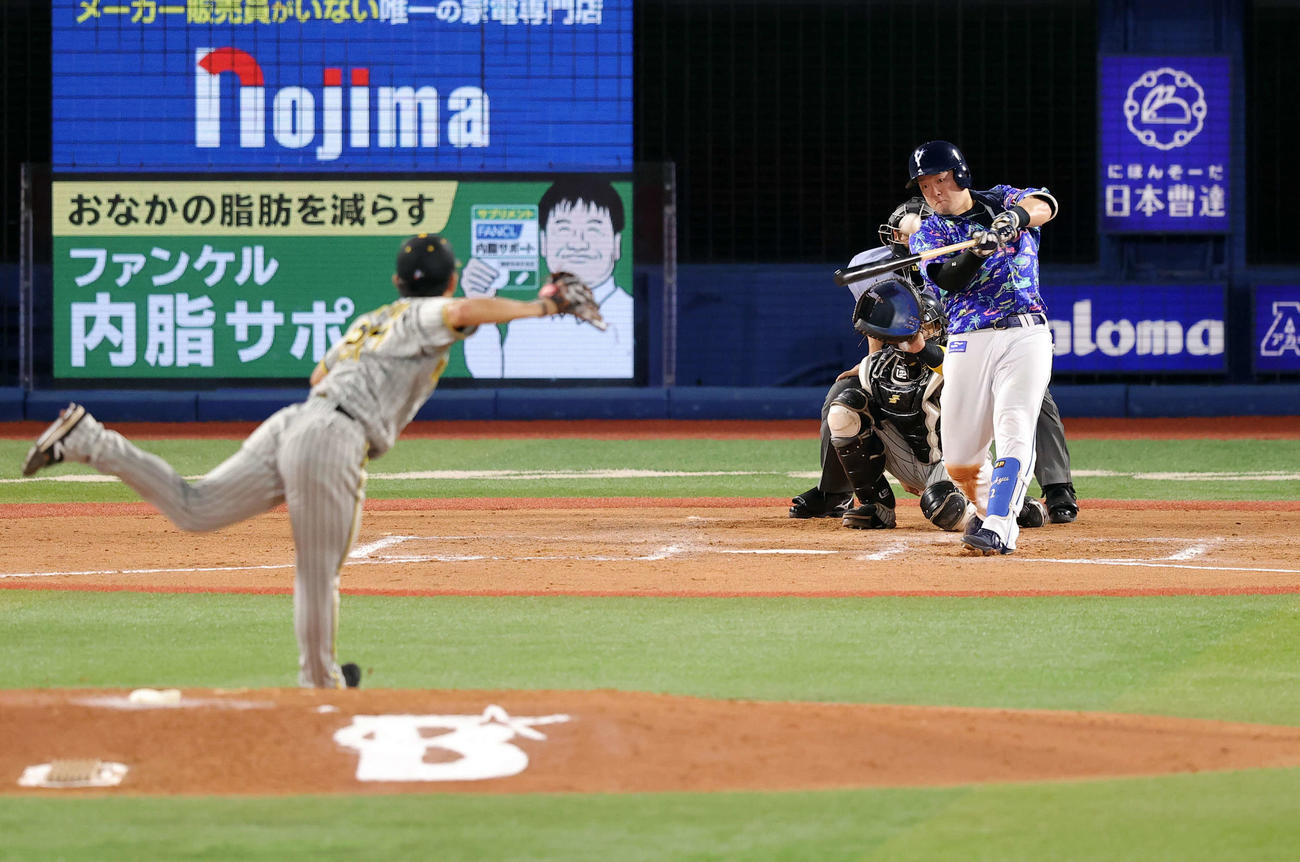 DeNA対阪神　8回裏DeNA2死一、二塁、牧秀悟は左越え適時二塁打を放つ。投手伊藤将（撮影・浅見桂子）