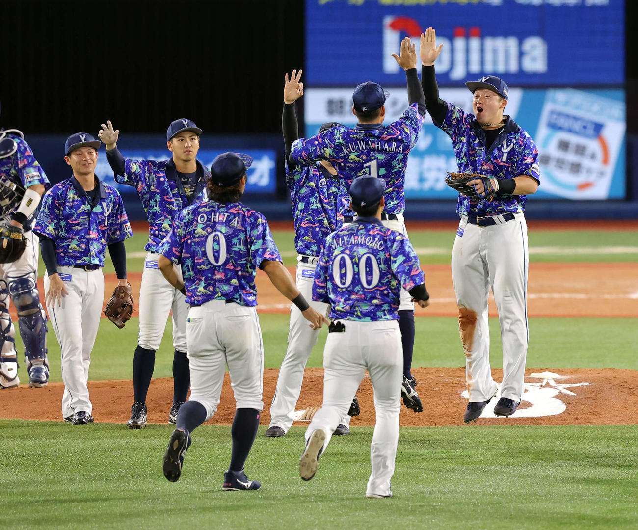 DeNA対阪神　阪神に連勝で2位浮上し、ジャンプで喜び合う牧（右）らDeNAナイン（撮影・浅見桂子）