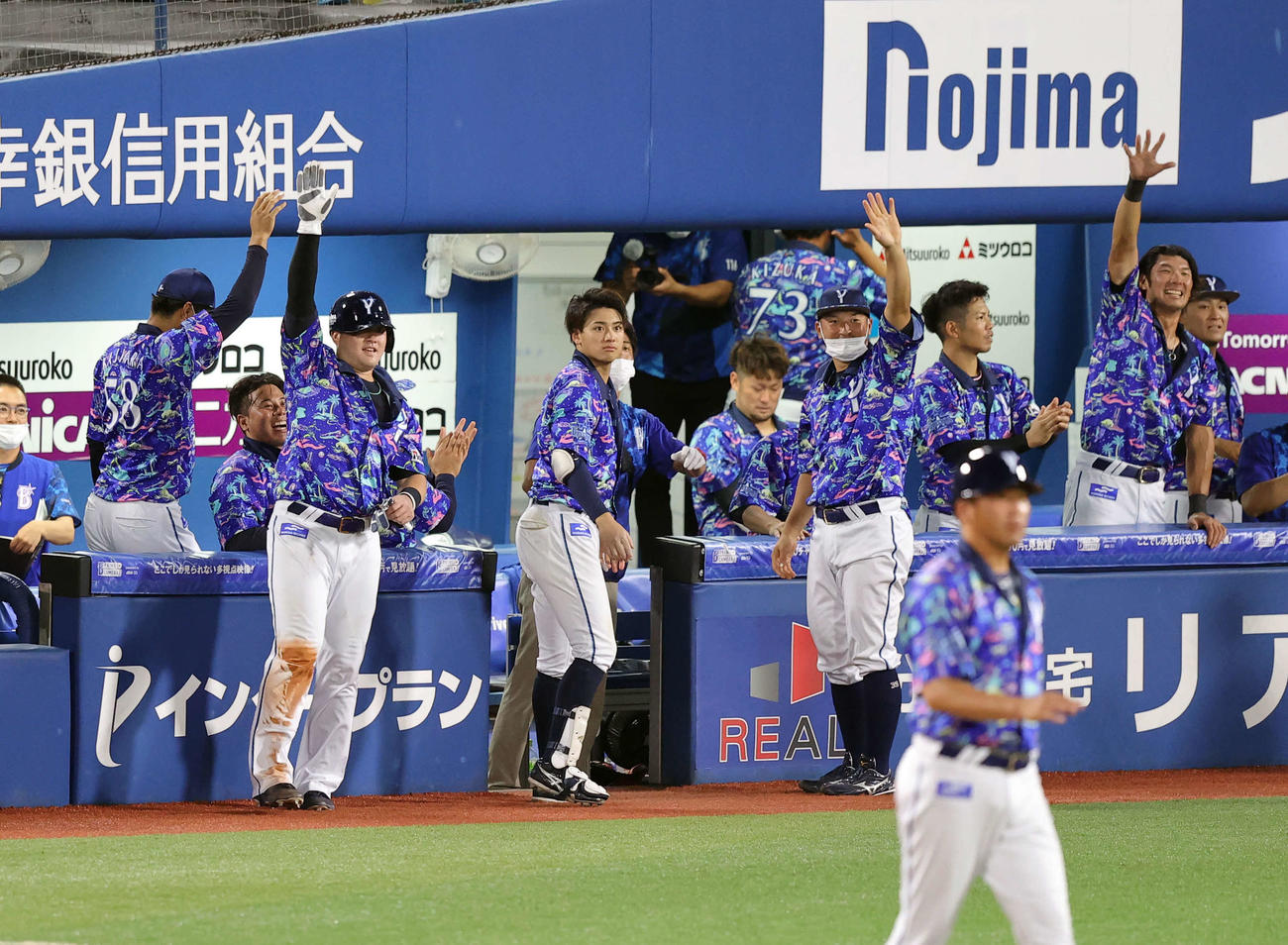 DeNA対阪神　8回裏DeNA2死三塁、宮崎の左適時打で生還した牧（左から2人目）らは手を上げて喜ぶ（撮影・浅見桂子）