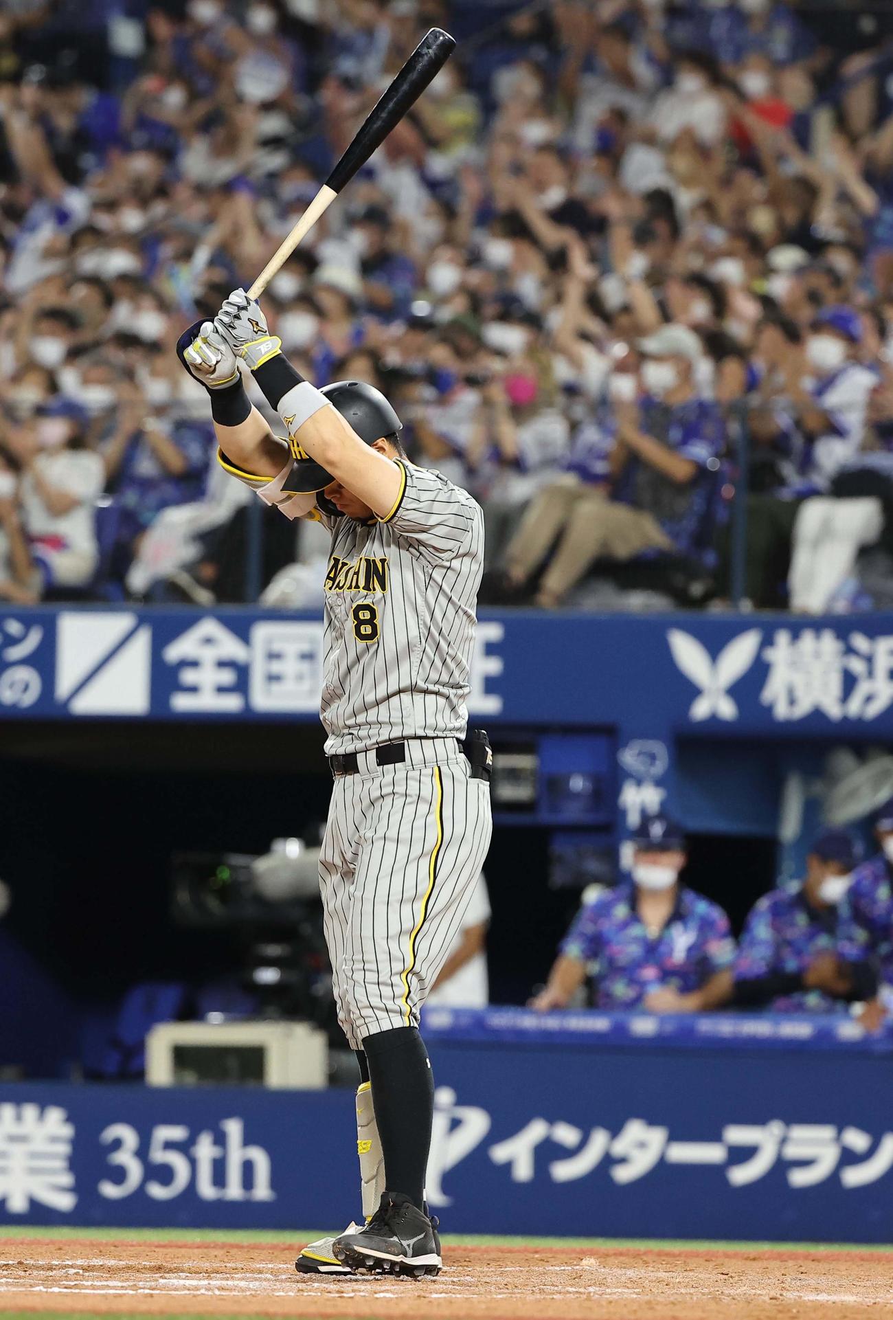 DeNA対阪神　9回表阪神2死一、二塁、佐藤輝は三振に倒れて悔しがる（撮影・上田博志）