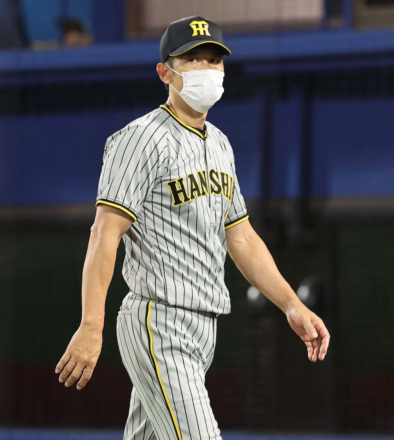 DeNA対阪神　選手交代を告げる矢野監督（撮影・上田博志）