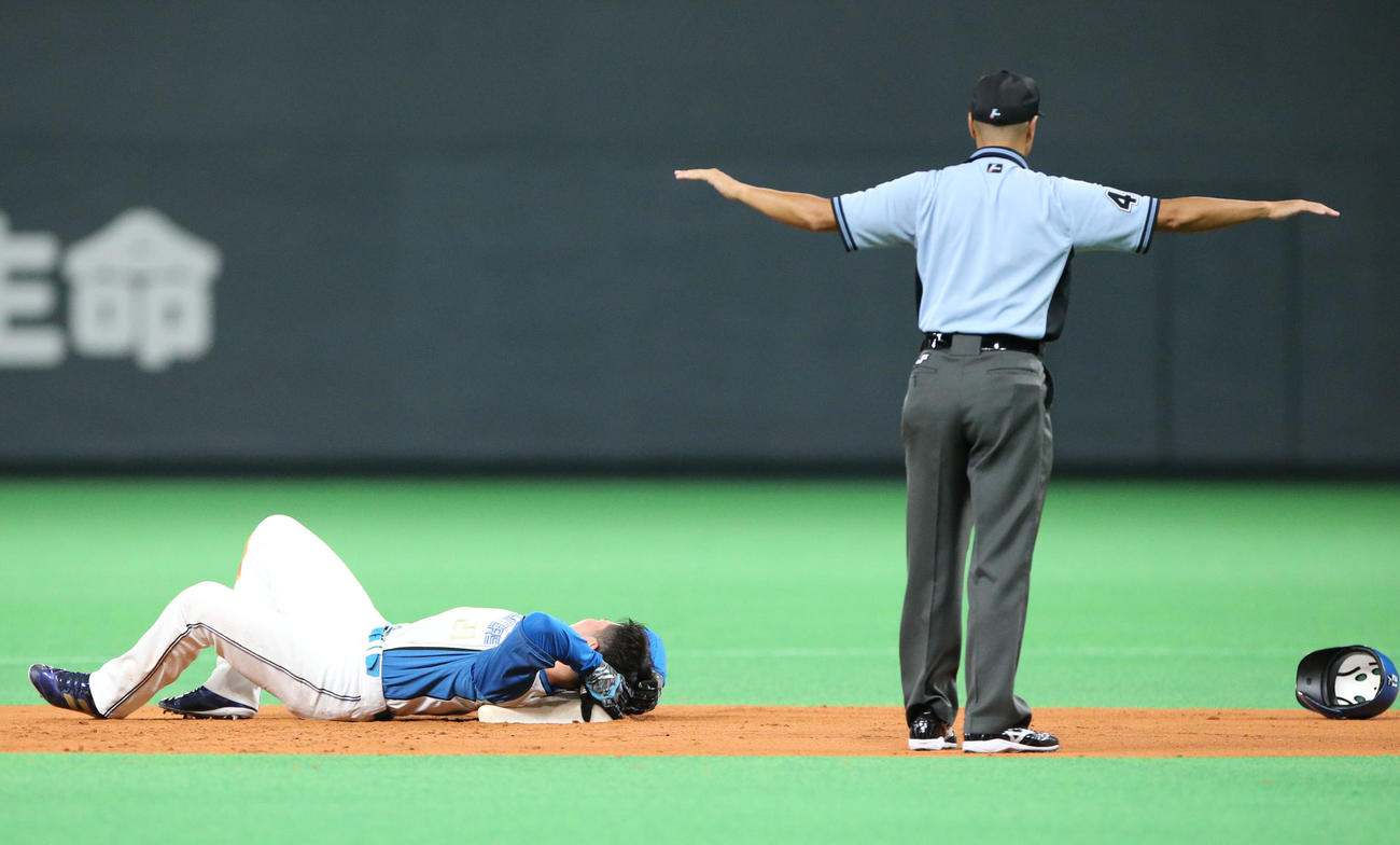日本ハム対西武　8回裏日本ハム1死一、二塁、近藤の二ゴロで一塁走者の清宮が二塁スライディングで源田と接触しその場に倒れる（撮影・佐藤翔太）