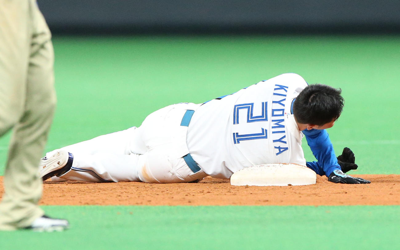 日本ハム対西武　8回裏日本ハム1死一、二塁、近藤の二ゴロで一塁走者の清宮が二塁スライディングで源田と接触しその場に倒れる（撮影・佐藤翔太）