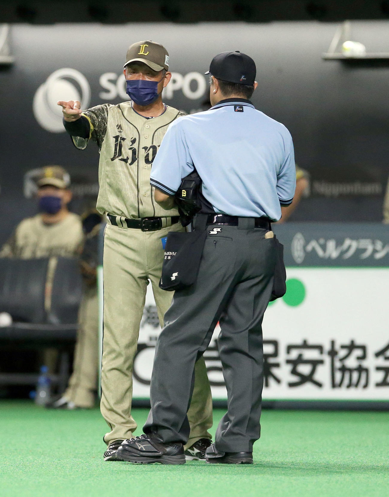 日本ハム対西武　球審と会話する辻監督（撮影・佐藤翔太）