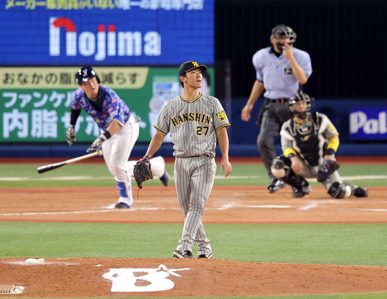 DeNA対阪神　8回裏DeNA2死一、二塁、牧に左越え先制適時二塁打を浴びる伊藤将（撮影・浅見桂子）