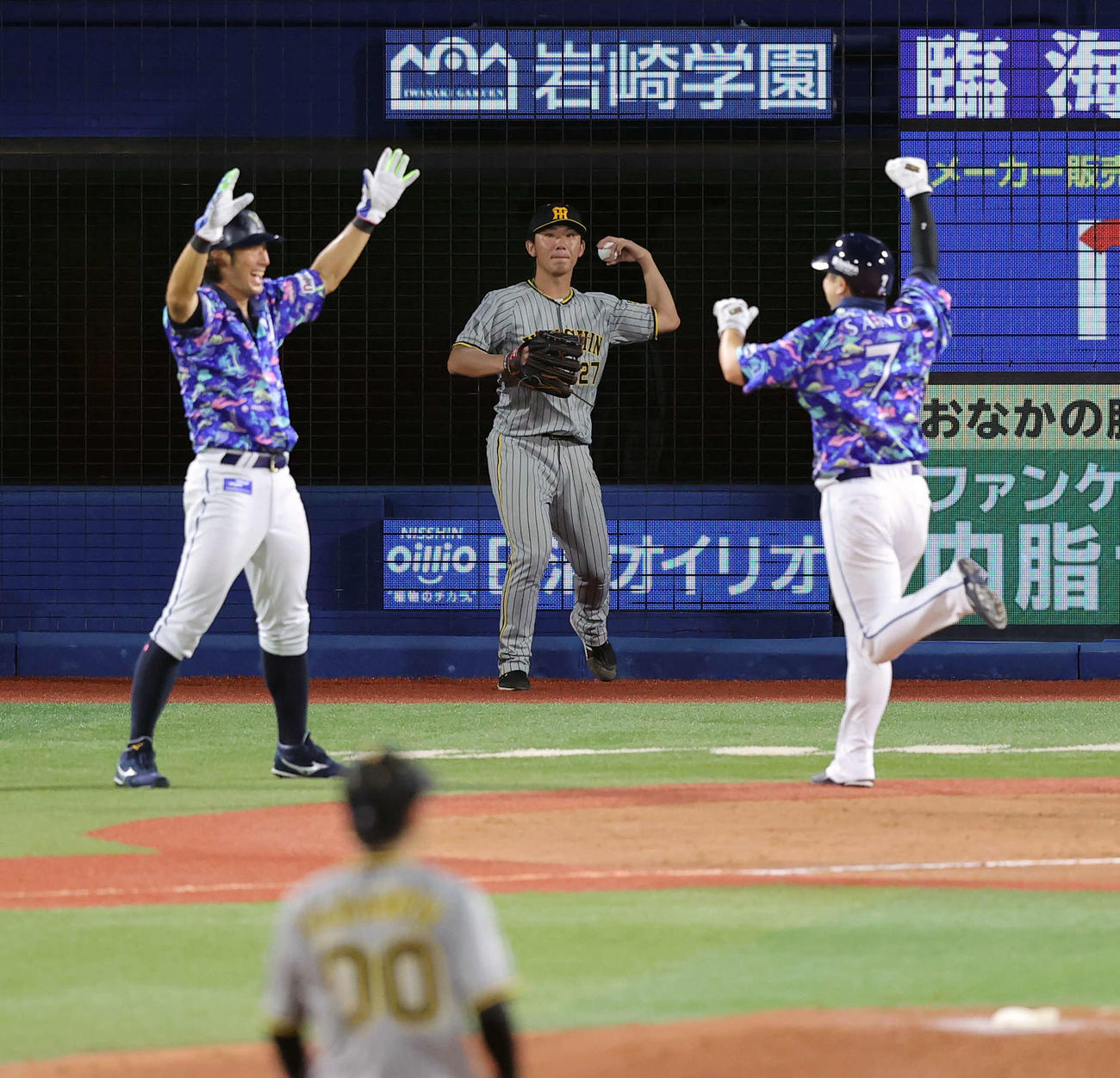 DeNA対阪神　8回裏DeNA2死一、二塁、牧の左越え適時二塁打と味方悪送球で2点目の佐野（右）の生還も許した伊藤将（中央）。左は大田（撮影・浅見桂子）