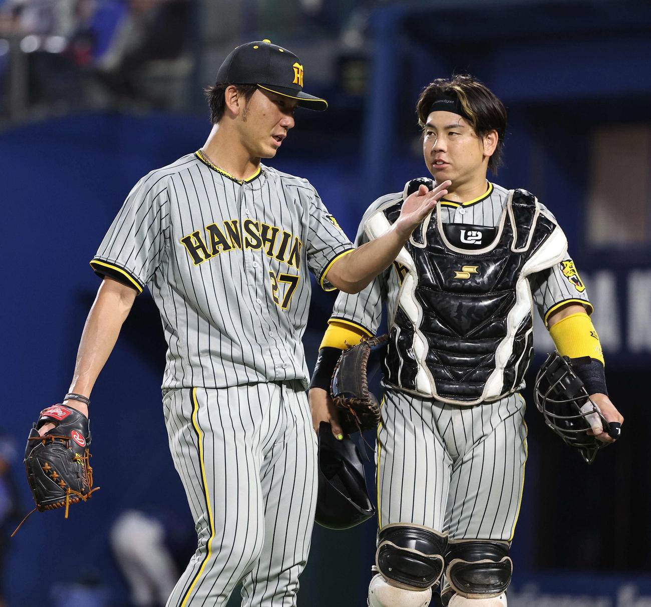 DeNA対阪神　3回、梅野（右）と話しながらベンチに引き揚げる伊藤将（撮影・上田博志）
