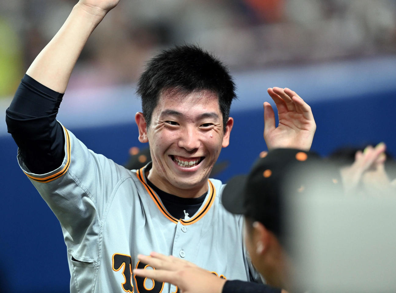 中日対巨人　9回表巨人2死、中田翔の勝ち越しソロ本塁打に喜ぶ戸郷（撮影・たえ見朱実）