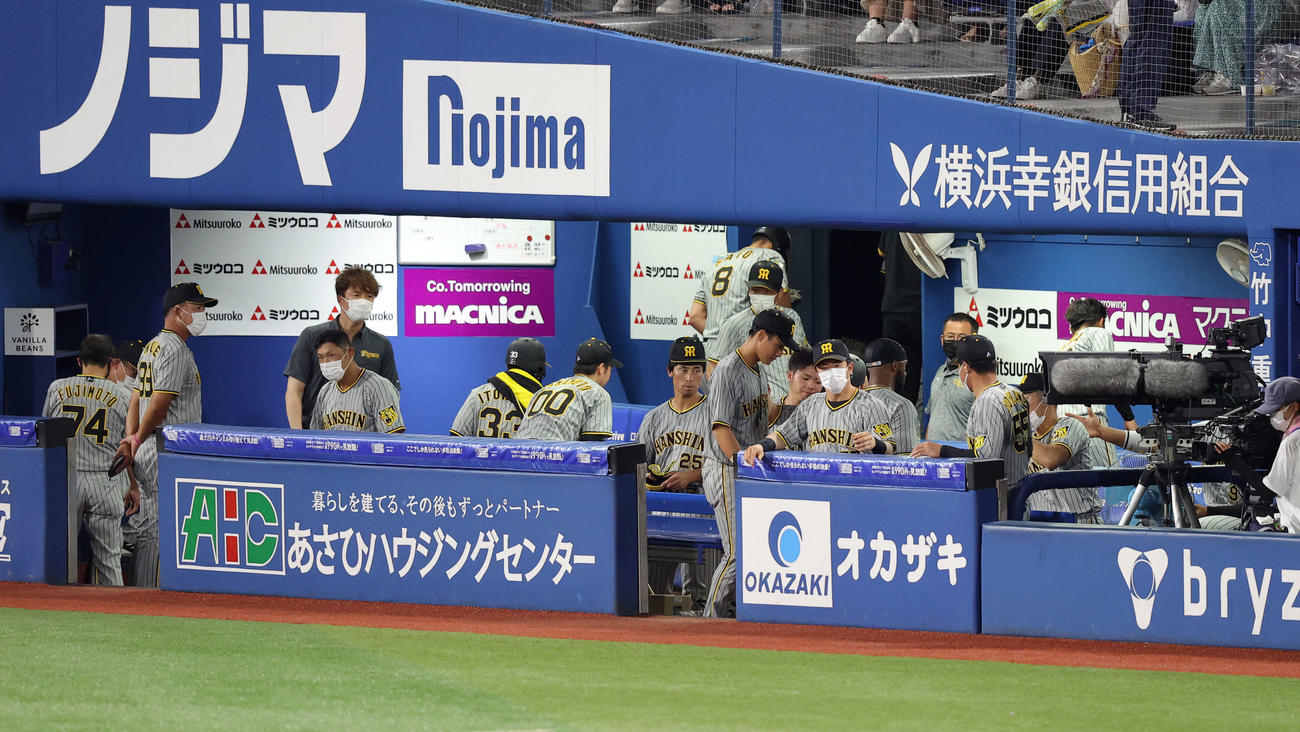 DeNA対阪神　連敗にがっくり引き揚げる佐藤輝（中央）ら阪神の選手たち（撮影・浅見桂子）