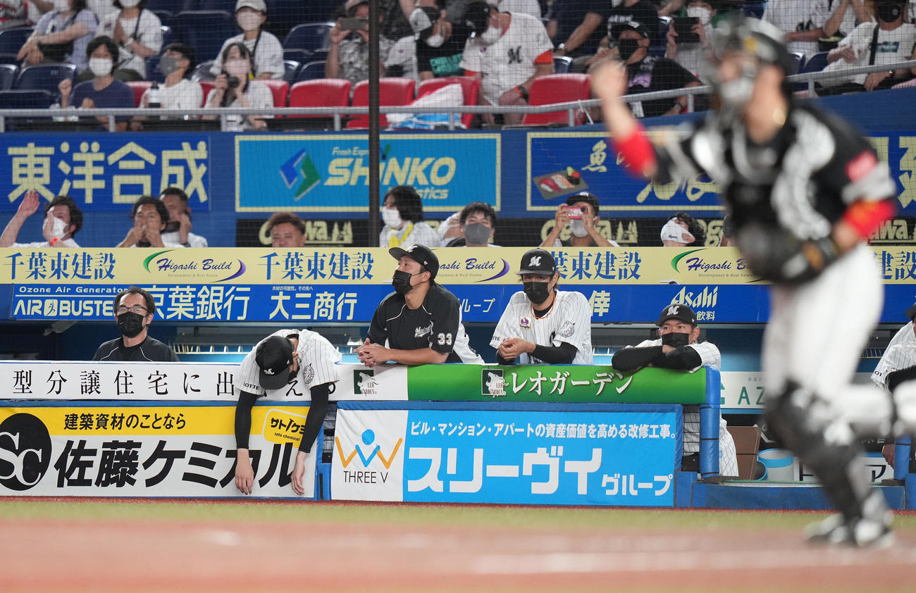ロッテ対ソフトバンク　ソフトバンクに敗れ、うなだれるロッテ佐々木朗（左から2人目）（撮影・鈴木みどり）
