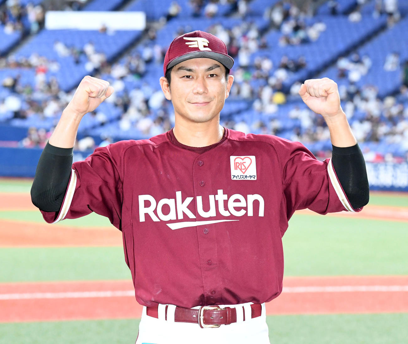 オリックス対楽天　ヒーローの岡島は笑顔でガッツポーズ（撮影・前岡正明）