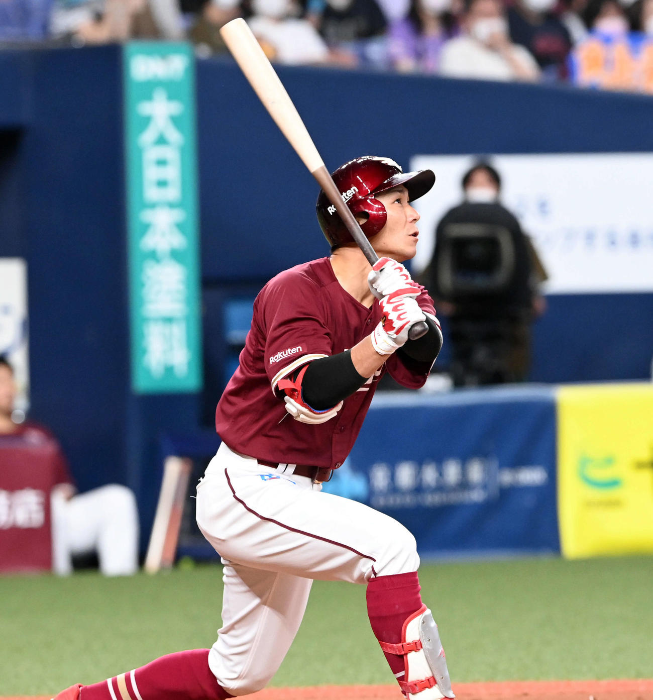 オリックス対楽天　9回表楽天1死、岡島は右越え同点ソロ本塁打を放つ（撮影・前岡正明）